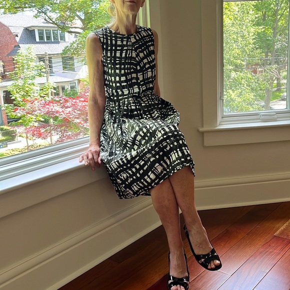 S Max Mara.Black & white knee length dress. Simple elegant design. Side pockets - Picture 5 of 8